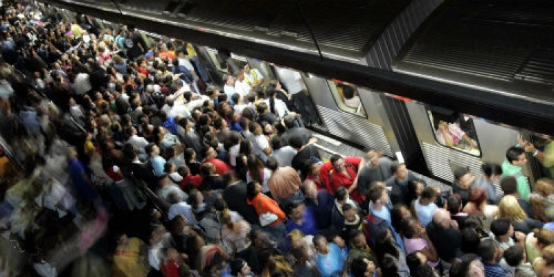 Mais da metade da população brasileira vive em 5% das cidades do país