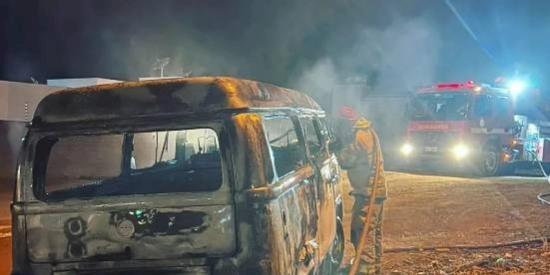 Bombeiros são acionados para ocorrência de incêndio em veículo no Centro de Cajazeiras