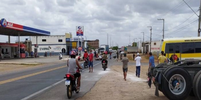 Três feridos em forte colisão envolvendo moto e carro na BR-230, em Sousa