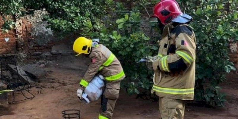 Militares do Corpo de Bombeiros são chamados para conter vazamento em botijão de gás de cozinha, no Sertão 