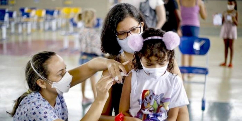 Saúde alerta pais e profissionais da educação para atualizar a caderneta de vacinação das crianças