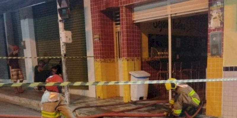 Lanchonete pega fogo e Corpo de Bombeiros é acionado na cidade de Cajazeiras