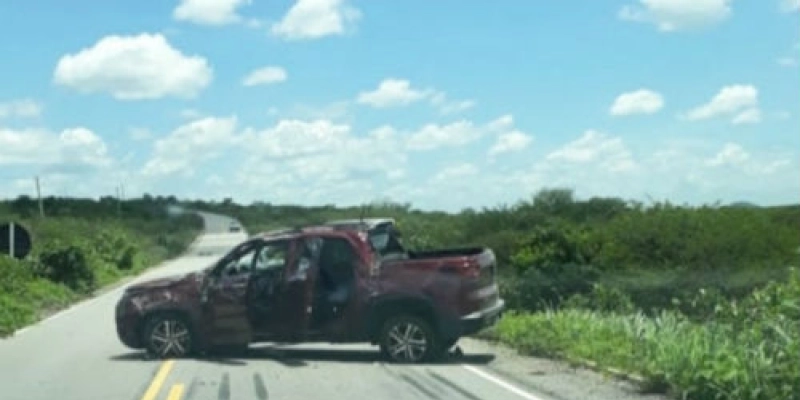 Motorista fica ferido após capotar veículo em rodovia do Sertão do estado 