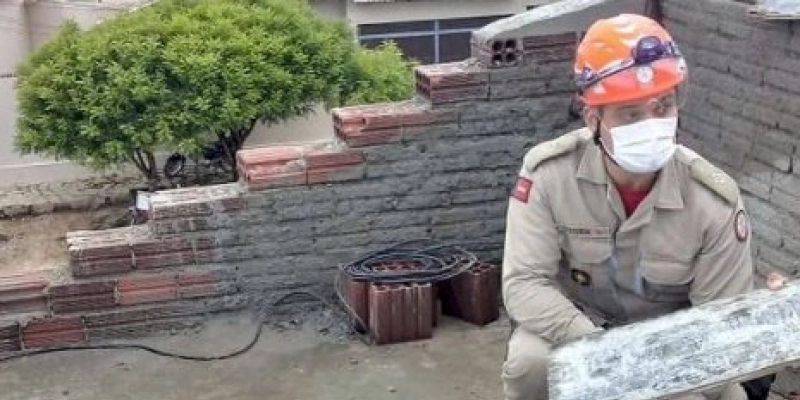 Corpo de Bombeiros é acionado para socorrer trabalhador que passa mal em construção, na cidade de Pombal 