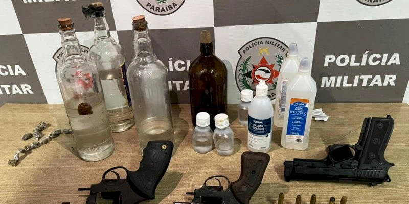 Polícia encerra festa, prende dupla de jovens e apreende armas e drogas