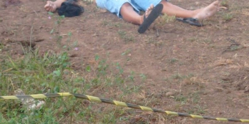 Homem é assassinado a tiros por desconhecido em terreno baldio; crime aconteceu no Sertão 