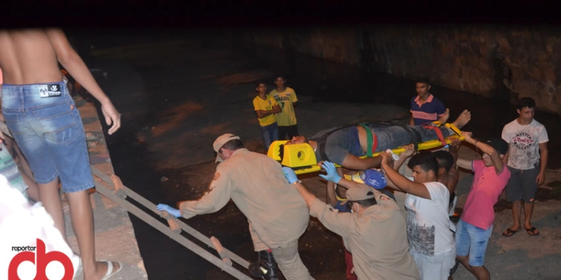 Bombeiros resgata Popular que desabou com Moto dentro de Canal do Estreito em Sousa; Imagens e Vídeos exclusivos 