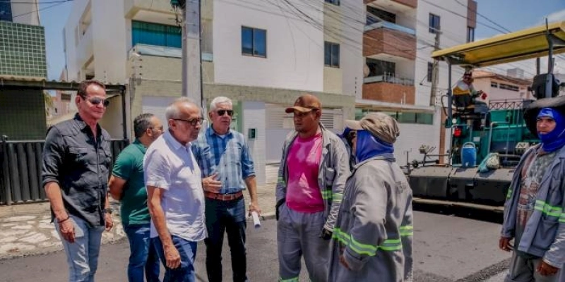 Prefeito fiscaliza obras de asfaltamento do binário que vai garantir segurança viária na região do Bessa