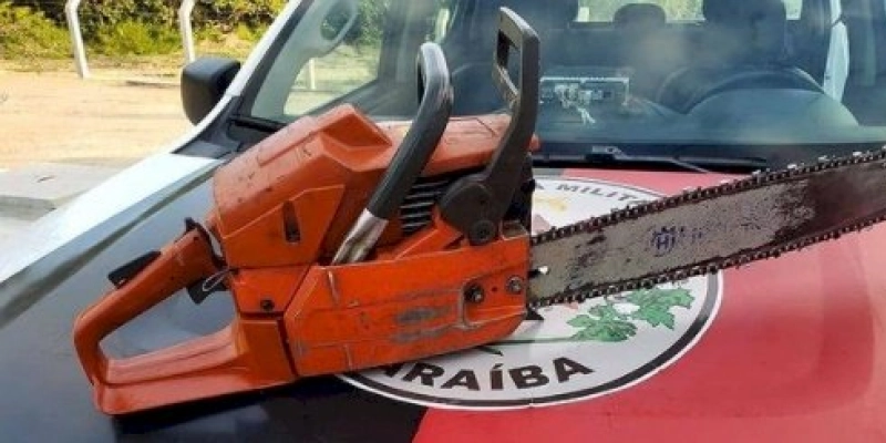 Polícia apreende motosserra que estava sendo portada sem licença e aplica multa no valor de R$ 1.000,00 