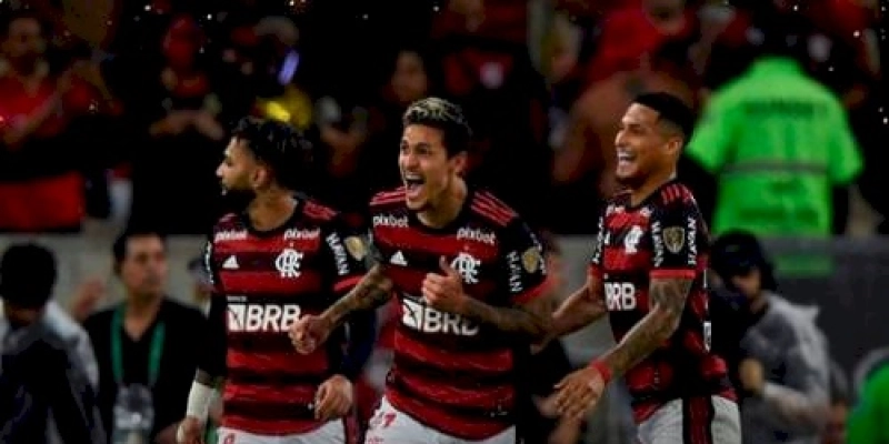 Flamengo volta a derrotar Corinthians e avança na Libertadores