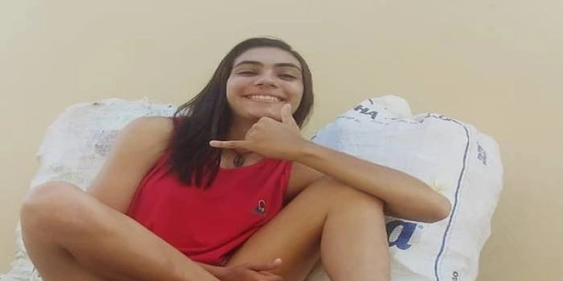 Jovem cata latinhas para pagar tratamento da mãe: “única forma que eu achei”