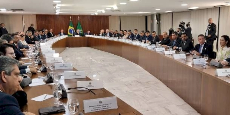 Em Brasília, João Azevêdo participa de reunião com Lula e se solidariza com instituições após ataque de vândalos