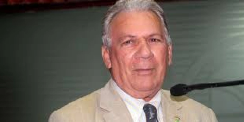 Prefeito de Cajazeiras muda secretaria de Educação
