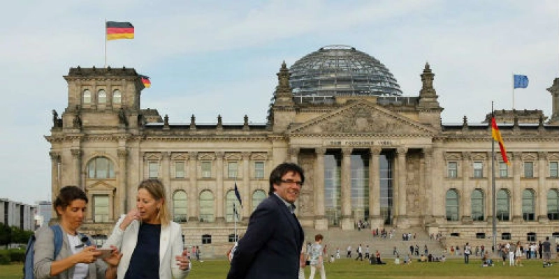 Ministério Público da Alemanha pede extradição de Puigdemont