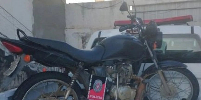 Polícia militar recupera motocicleta roubada no município de Paulista 