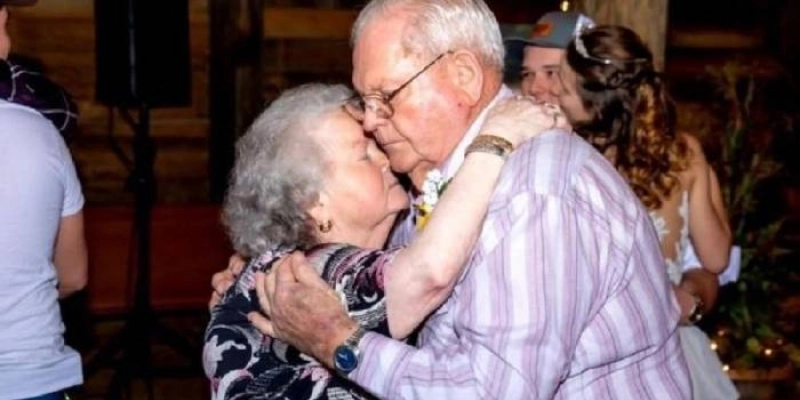 Casal infectado com covid-19 morre de mãos dadas, após 61 anos de união