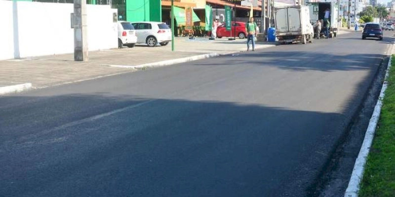 Seinfra conclui serviço de asfaltamento na Avenida Fernando Luiz Henrique dos Santos, no Jardim Oceania