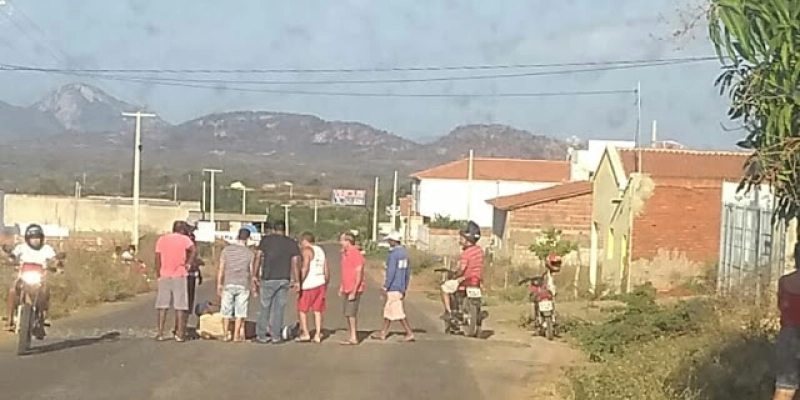 Colisão entre moto e carro deixa uma pessoa ferida