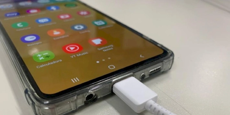 Evite acidentes elétricos ao utilizar o celular conectado à tomada