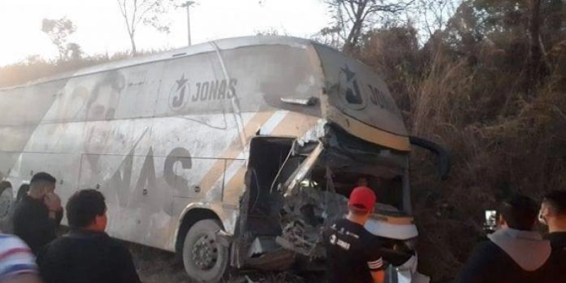 Acidente com ônibus da banda de Jonas Esticado é registrado no Maranhão