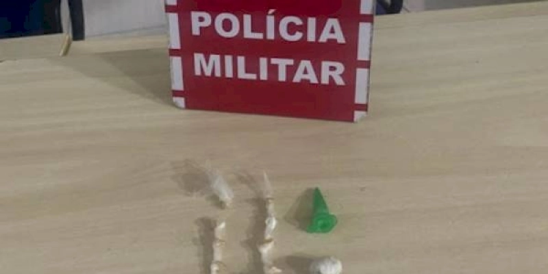 Força Tática flagra dupla com droga durante rondas
