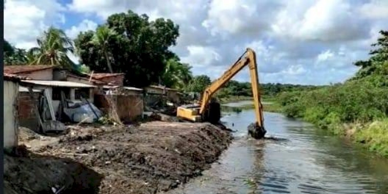 Defesa Civil intensifica limpeza e desassoreamento de rios para o período do verão