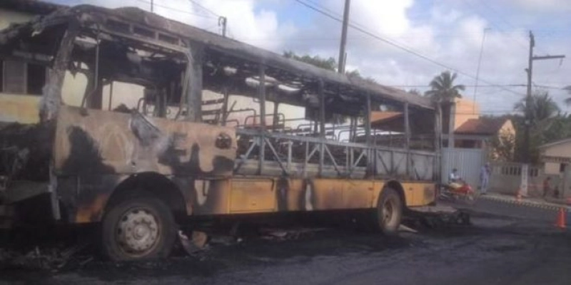 Ônibus escolar é incendiado por vândalos na Paraíba