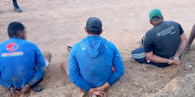 Três homens são presos e dois adolescentes apreendidos furtando trilhos e dormentes da linha férrea, na zona rural de Aparecida