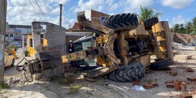 Após ser furtada de obra de praça, retroescavadeira tomba, e ladrões perderem o controle do veículo
