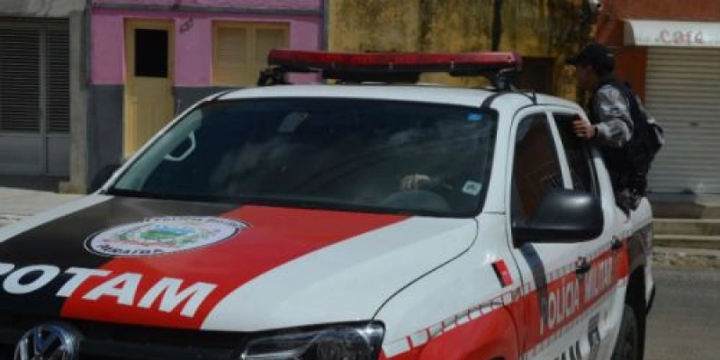 LAMPIÃO - Homem termina preso, após ameaçar várias pessoas com faca