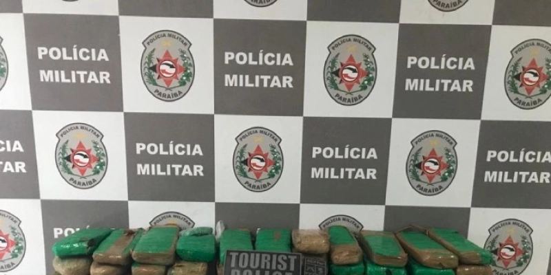 Polícia Militar intercepta carregamento com mais de 50 tabletes de maconha