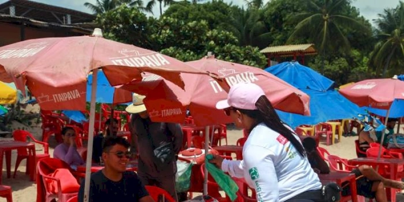 Agentes do programa Amigos da Praia orientam comerciantes sobre descarte de resíduos