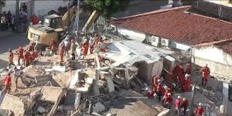 Sobe para 4 número de mortes no desabamento de prédio em Fortaleza