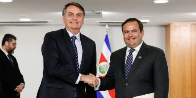 Bolsonaro recebe credenciais de 10 embaixadores