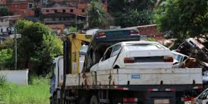 Operação Sucata Zero retira 300 carros abandonados das ruas da Capital