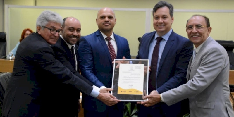 ALPB concede medalha Padre Rolim ao professor da UFCG Jardel de Freitas Soares