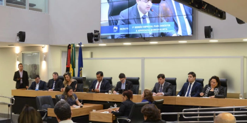 Assembleia debate advocacia municipalista e contabilidade pública em sessão especial