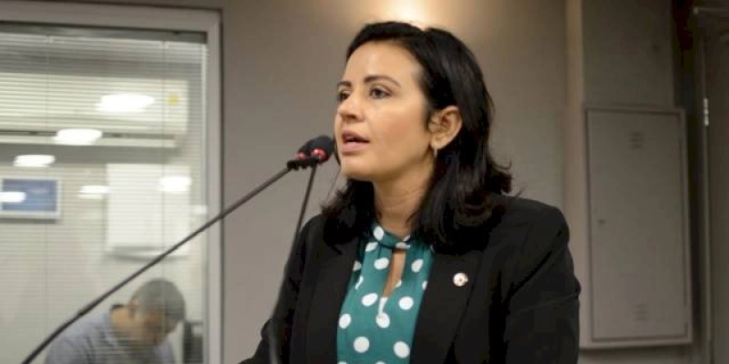 Adriano promulga Lei da deputada Pollyanna Dutra que proíbe cobrança de juros e multas em empréstimos de servidores