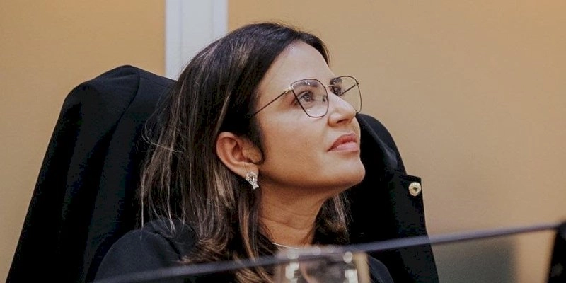 Deputada Pollyanna Dutra preside trabalhos da ALPB no Dia Internacional da Mulher