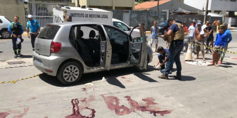 Homem sai de porta-malas, assassina outro e se mata dentro de carro na frente da ex-mulher em PE