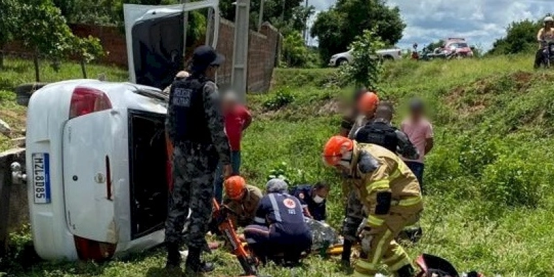 Três pessoas ficam feridas, incluindo uma criança, em capotamento na PB 325