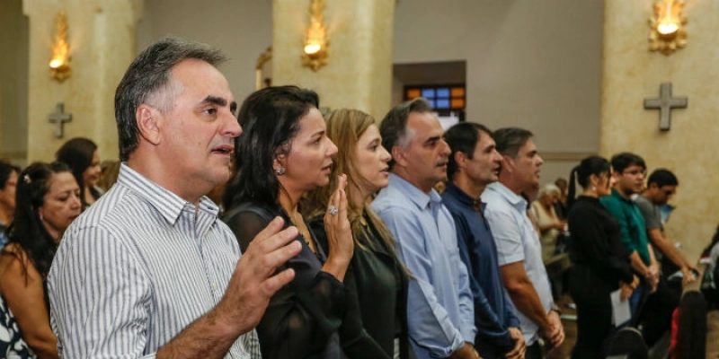 Luciano Cartaxo acompanha missa de 7º dia de falecimento de Rômulo Gouveia