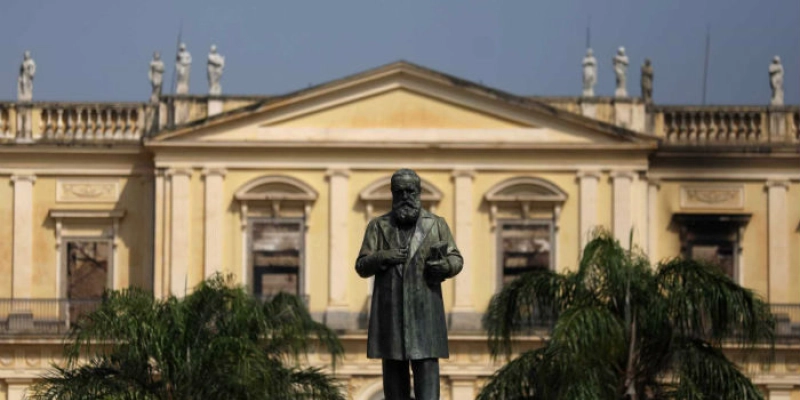 Campanha pede doação de livros para biblioteca do Museu Nacional