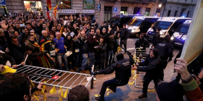 Vários feridos durante protesto contra rei Felipe VI em Barcelona