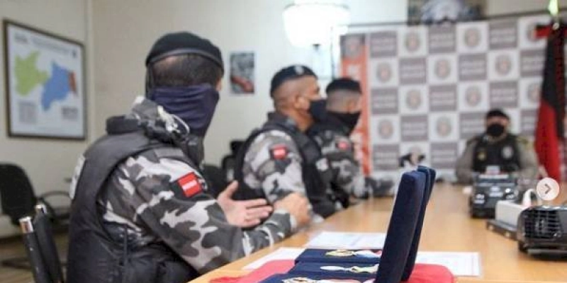 Policiais que socorreram mulher em trabalho de parto e auxiliaram no nascimento da criança são condecorados