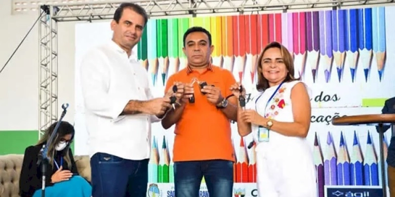 Encontro Formativo reúne 250 profissionais de educação em São José de Piranhas e prefeito faz entrega de automóveis e ônibus escolares
