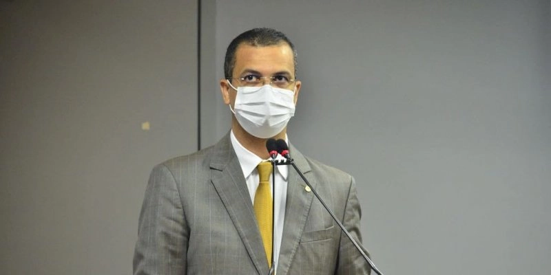 Jutay classifica como patética ação que quer retirar pai e mãe de formulários públicos
