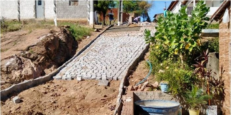 Prefeitura realiza trabalho de pavimentação de Rua no Acampamento Federal de São Gonçalo