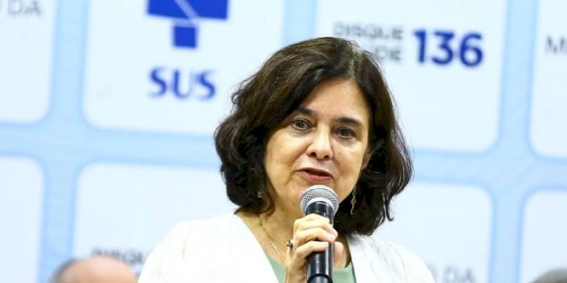 Nísia Trindade assume Saúde e diz que gestão será pautada pela ciência