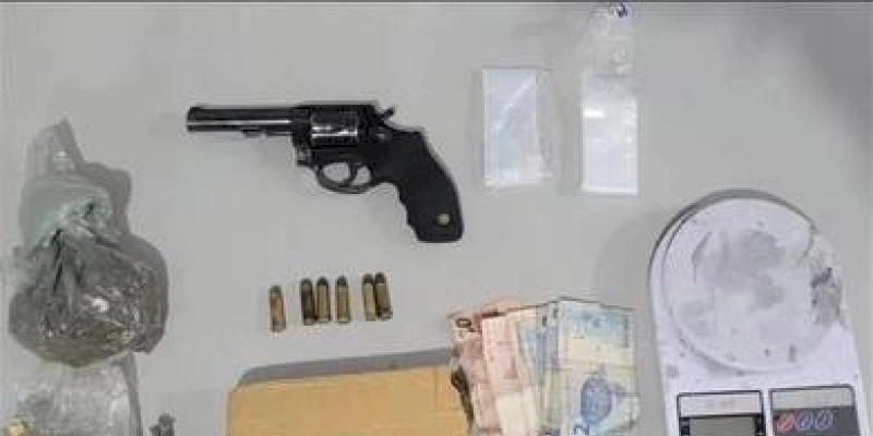 Jovem acusado de posse ilegal de arma de fogo de uso restrito e tráfico de drogas é preso pela DRF